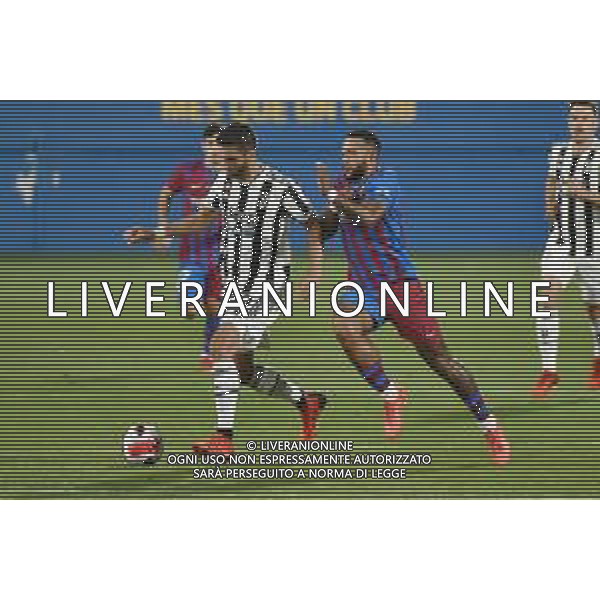 Rodrigo Bentancur (Juventus) e Memphis Depay (Barcellona) Barcellona vs Juventus - Trofeo Gamper amichevole precampionato Barcellona (SPA) 08-08-2021 Stadio Johan Cruijff foto Roberto Garavaglia/ag. Aldo Liverani sas/AGENZIA ALDO LIVERANI SAS