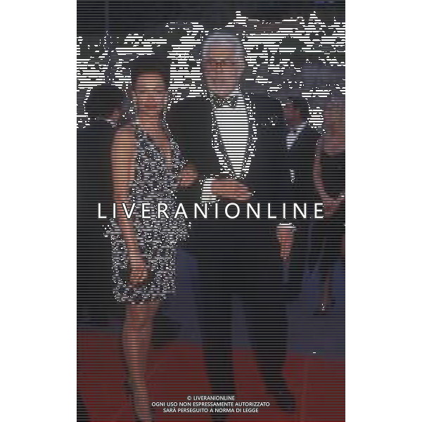 RETROSPETTIVA JAMES COBURN ATTORE NELLA FOTO JAMES COBURN CON LA MOGLIE PAULA O\'HARA NELL\'ANNO 1991 AG ALDO LIVERANI SAS 