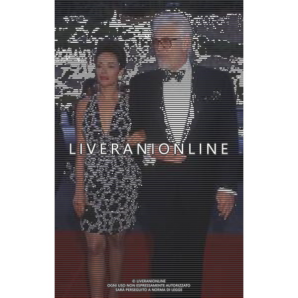 RETROSPETTIVA JAMES COBURN ATTORE NELLA FOTO JAMES COBURN CON LA MOGLIE PAULA O\'HARA NELL\'ANNO 1991 AG ALDO LIVERANI SAS 