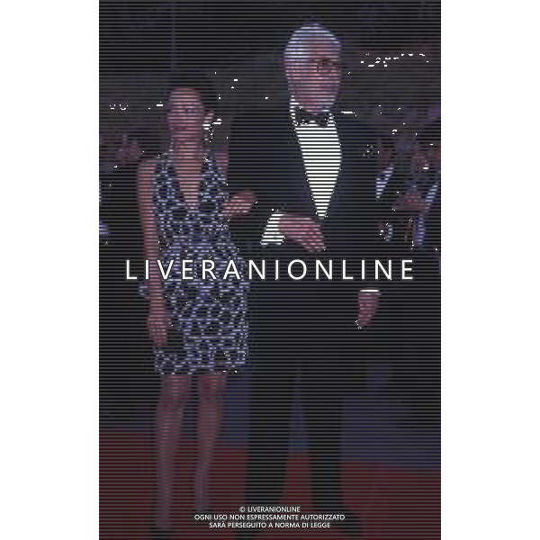 RETROSPETTIVA JAMES COBURN ATTORE NELLA FOTO JAMES COBURN CON LA MOGLIE PAULA O\'HARA NELL\'ANNO 1991 AG ALDO LIVERANI SAS 