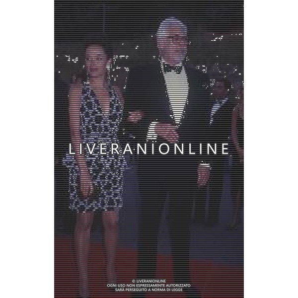 RETROSPETTIVA JAMES COBURN ATTORE NELLA FOTO JAMES COBURN CON LA MOGLIE PAULA O\'HARA NELL\'ANNO 1991 AG ALDO LIVERANI SAS 
