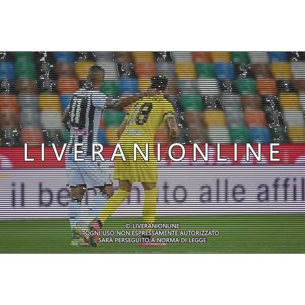 GriffoniE/LMedia - Trentaduesimi - Udinese vs Ascoli - Coppa Italia 2021/2022 13 agosto 2021 - Dacia Arena, Udine, Italia Nella foto: Walace Souza Silva (Udinese) consola Michele Collocolo (Ascoli) @GriffoniE/LMedia/AGENZIA ALDO LIVERANI SAS