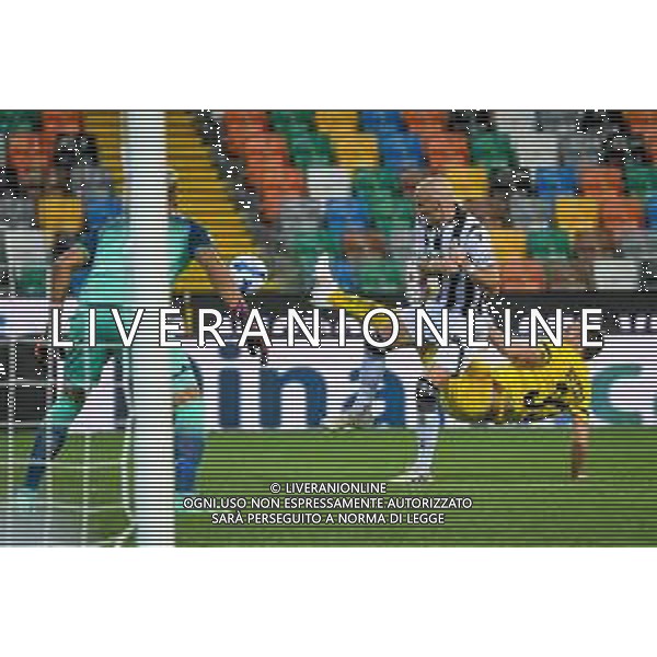 GriffoniE/LMedia - Trentaduesimi - Udinese vs Ascoli - Coppa Italia 2021/2022 13 agosto 2021 - Dacia Arena, Udine, Italia Nella foto: Il tiro di Eric Fernando Botteghin (Ascoli) ostacolato da Bram Nuytinck (Udinese) @GriffoniE/LMedia/AGENZIA ALDO LIVERANI SAS