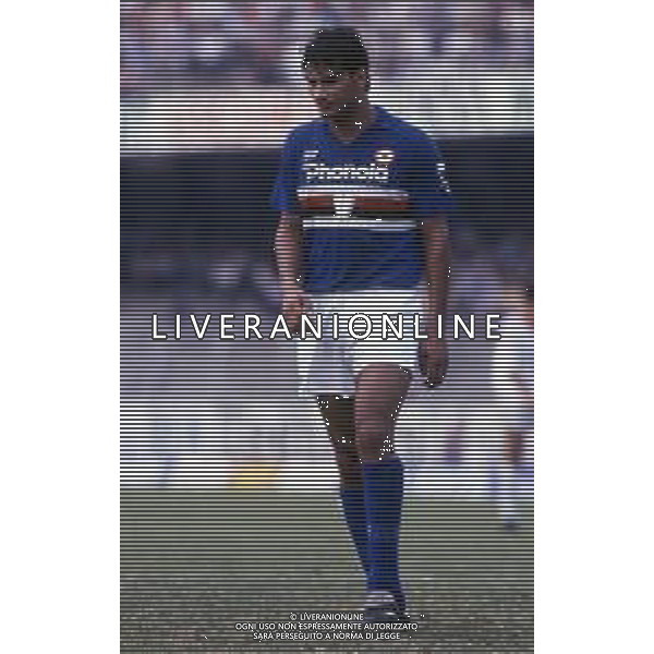 RETROSPETTIVA GIUSEPPE LORENZO CALCIATORE NELLA FOTO GIUSEPPE LORENZO CON LA MAGLIA DELLA SAMPDORIA CALCIO AG ALDO LIVERANI SAS