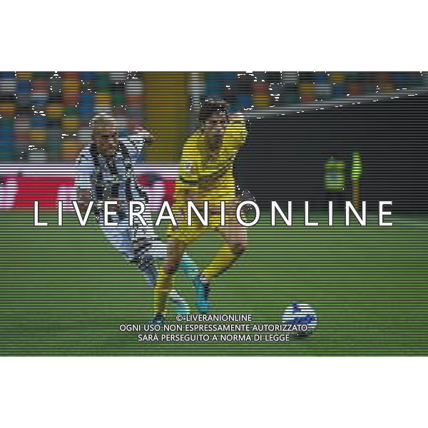 GriffoniE/LMedia - Trentaduesimi - Udinese vs Ascoli - Coppa Italia 2021/2022 13 agosto 2021 - Dacia Arena, Udine, Italia Nella foto: Diego Fabbrini (Ascoli) (D) ostacolato da Roberto Maximiliano Pereyra (Udinese) (S) @GriffoniE/LMedia/AGENZIA ALDO LIVERANI SAS