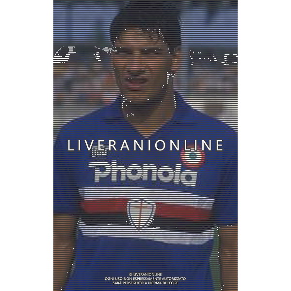 RETROSPETTIVA GIUSEPPE LORENZO CALCIATORE NELLA FOTO GIUSEPPE LORENZO CON LA MAGLIA DELLA SAMPDORIA CALCIO AG ALDO LIVERANI SAS