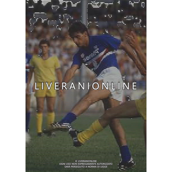 RETROSPETTIVA GIUSEPPE LORENZO CALCIATORE NELLA FOTO GIUSEPPE LORENZO CON LA MAGLIA DELLA SAMPDORIA CALCIO AG ALDO LIVERANI SAS