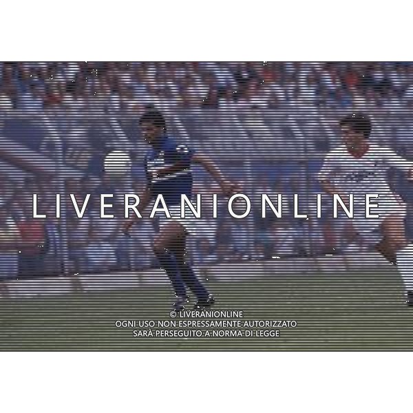 RETROSPETTIVA GIUSEPPE LORENZO CALCIATORE NELLA FOTO GIUSEPPE LORENZO CON LA MAGLIA DELLA SAMPDORIA CALCIO AG ALDO LIVERANI SAS