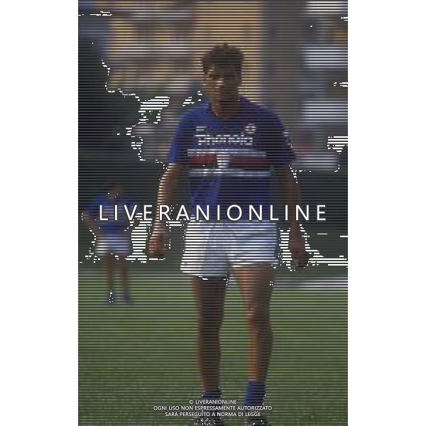 RETROSPETTIVA GIUSEPPE LORENZO CALCIATORE NELLA FOTO GIUSEPPE LORENZO CON LA MAGLIA DELLA SAMPDORIA CALCIO AG ALDO LIVERANI SAS
