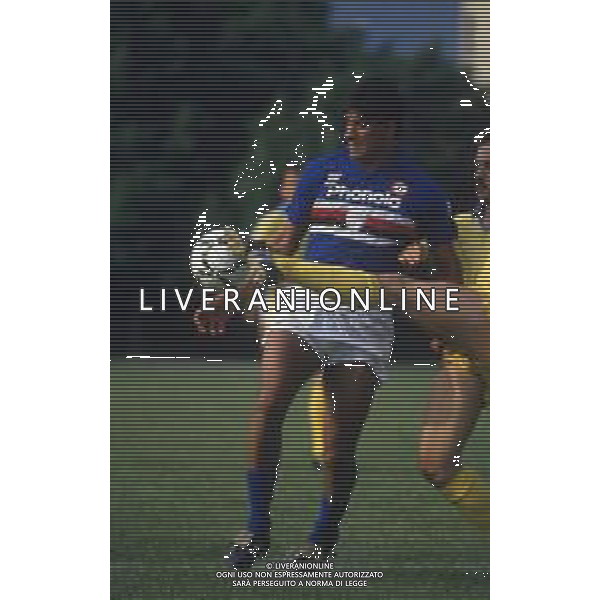 RETROSPETTIVA GIUSEPPE LORENZO CALCIATORE NELLA FOTO GIUSEPPE LORENZO CON LA MAGLIA DELLA SAMPDORIA CALCIO AG ALDO LIVERANI SAS