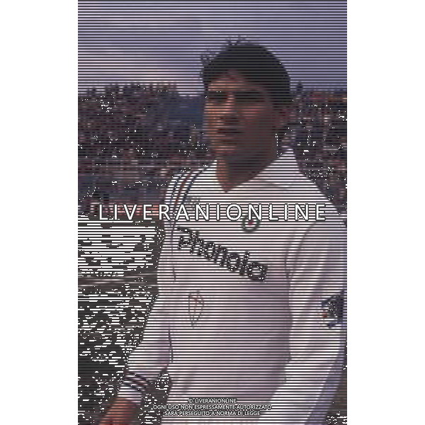RETROSPETTIVA GIUSEPPE LORENZO CALCIATORE NELLA FOTO GIUSEPPE LORENZO CON LA MAGLIA DELLA SAMPDORIA CALCIO AG ALDO LIVERANI SAS