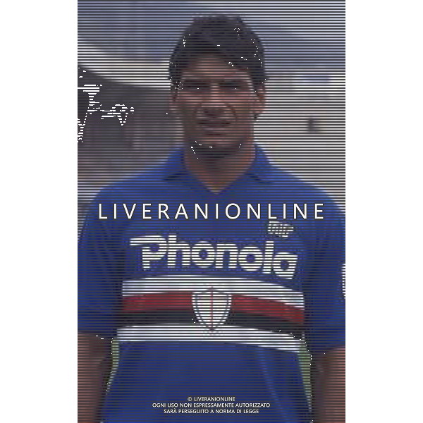 RETROSPETTIVA GIUSEPPE LORENZO CALCIATORE NELLA FOTO GIUSEPPE LORENZO CON LA MAGLIA DELLA SAMPDORIA CALCIO AG ALDO LIVERANI SAS