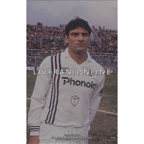 RETROSPETTIVA GIUSEPPE LORENZO CALCIATORE NELLA FOTO GIUSEPPE LORENZO CON LA MAGLIA DELLA SAMPDORIA CALCIO AG ALDO LIVERANI SAS