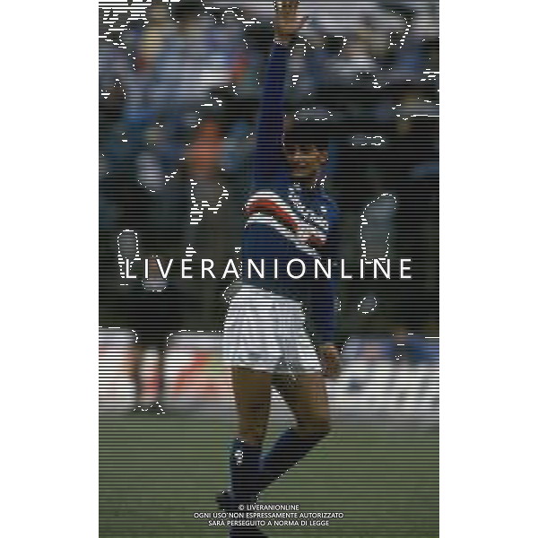 RETROSPETTIVA GIUSEPPE LORENZO CALCIATORE NELLA FOTO GIUSEPPE LORENZO CON LA MAGLIA DELLA SAMPDORIA CALCIO AG ALDO LIVERANI SAS