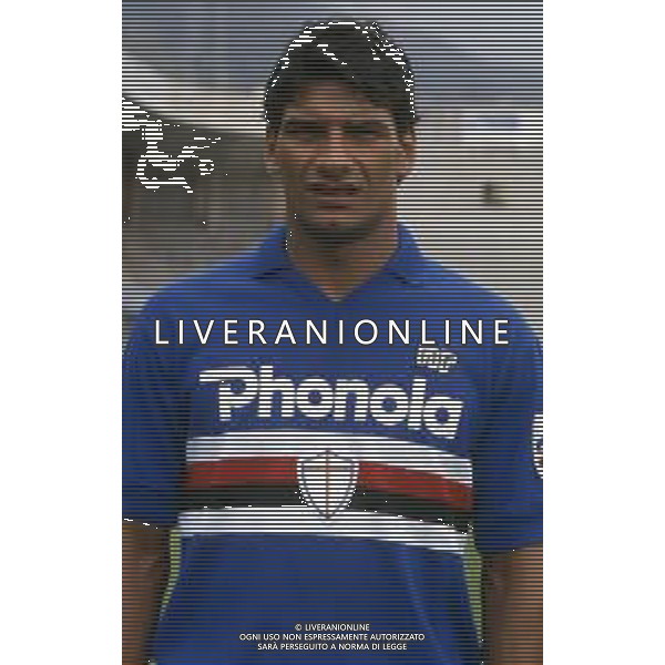 RETROSPETTIVA GIUSEPPE LORENZO CALCIATORE NELLA FOTO GIUSEPPE LORENZO CON LA MAGLIA DELLA SAMPDORIA CALCIO AG ALDO LIVERANI SAS