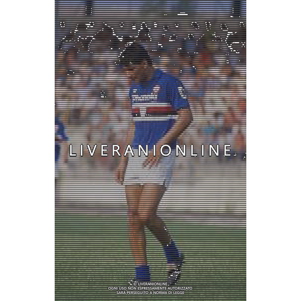 RETROSPETTIVA GIUSEPPE LORENZO CALCIATORE NELLA FOTO GIUSEPPE LORENZO CON LA MAGLIA DELLA SAMPDORIA CALCIO AG ALDO LIVERANI SAS