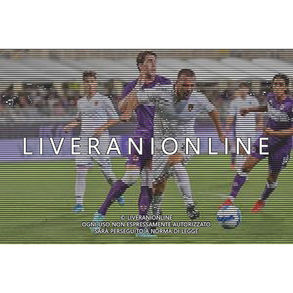 GuglielmiL/LMedia - Trentaduesimi - ACF Fiorentina vs Cosenza Calcio - Coppa Italia 2021/2022 13 agosto 2021 - Stadio Artemio Franchi, Firenze, Italia Nella foto: Andrea Tiritiello (Cosenza) e Dusan Vlahovic (Fiorentina) @GuglielmiL/LMedia AG ALDO LIVERANI SAS