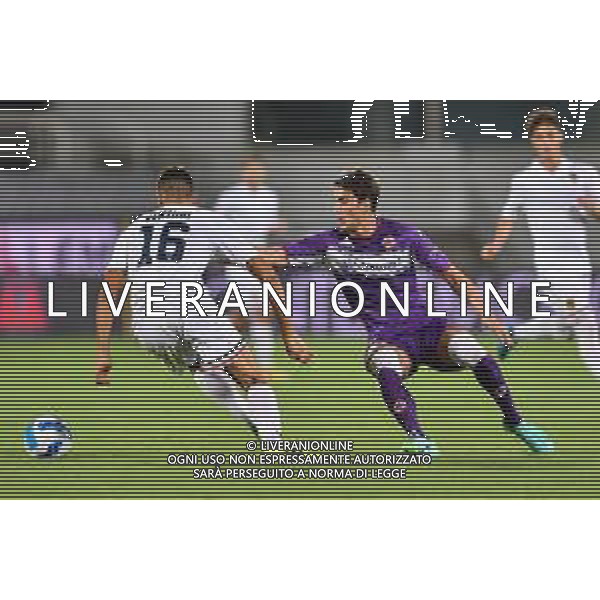 GuglielmiL/LMedia - Trentaduesimi - ACF Fiorentina vs Cosenza Calcio - Coppa Italia 2021/2022 13 agosto 2021 - Stadio Artemio Franchi, Firenze, Italia Nella foto: Dusan Vlahovic (Fiorentina) e Michael Venturi (Cosenza) @GuglielmiL/LMedia AG ALDO LIVERANI SAS