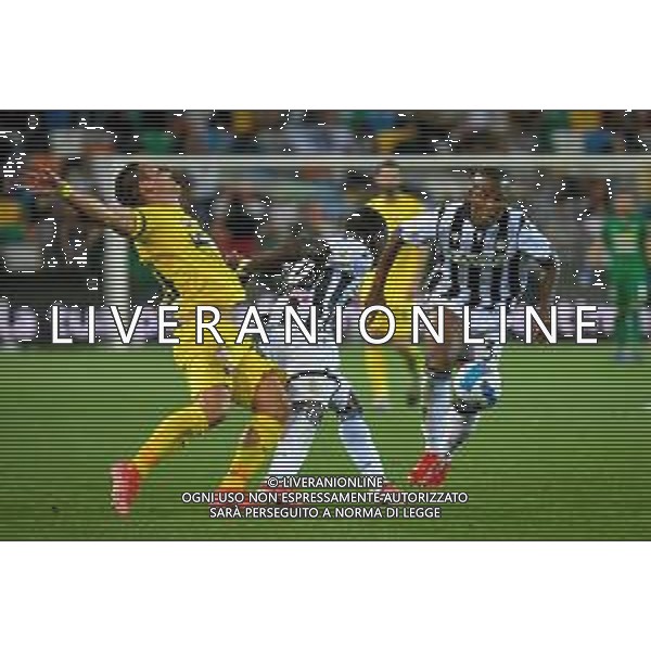 GriffoniE/LMedia - Trentaduesimi - Udinese vs Ascoli - Coppa Italia 2021/2022 13 agosto 2021 - Dacia Arena, Udine, Italia Nella foto: Dario Saric (Ascoli) (S) ostacolato da Jean-Victor Makengo (Udinese) (C) e Samir Caetano de Souza Santos (Udinese) (D) @GriffoniE/LMedia/AGENZIA ALDO LIVERANI SAS