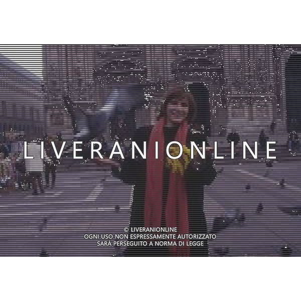 RETROSPETTIVA IVANA MONTI ATTRICE NELLA FOTO IVANA MONTI IN PIAZZA DUOMO A MILANO 08-03-1990 FESTA DELLA DONNA AG ALDO LIVERANI SAS  