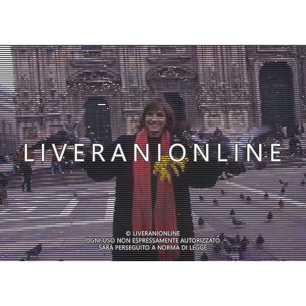 RETROSPETTIVA IVANA MONTI ATTRICE NELLA FOTO IVANA MONTI IN PIAZZA DUOMO A MILANO 08-03-1990 FESTA DELLA DONNA AG ALDO LIVERANI SAS  
