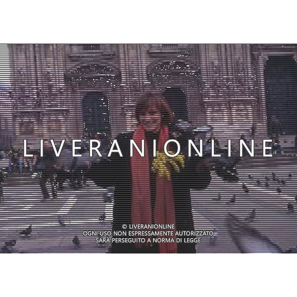 RETROSPETTIVA IVANA MONTI ATTRICE NELLA FOTO IVANA MONTI IN PIAZZA DUOMO A MILANO 08-03-1990 FESTA DELLA DONNA AG ALDO LIVERANI SAS  