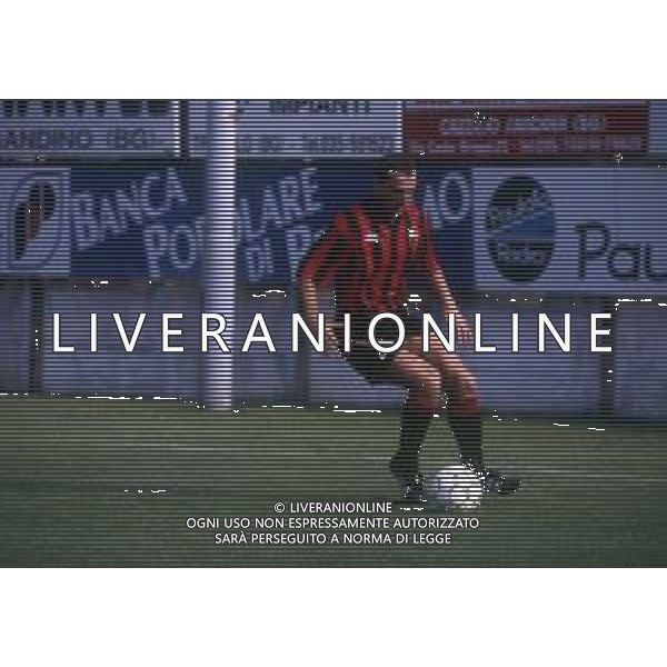 RETROSPETTIVA ROBERTO PACI CALCIATORE NELLA FOTO ROBERTO PACI CON LA MAGLIA DELLA LUCCHESE CALCIO AG ALDO LIVERANI SAS