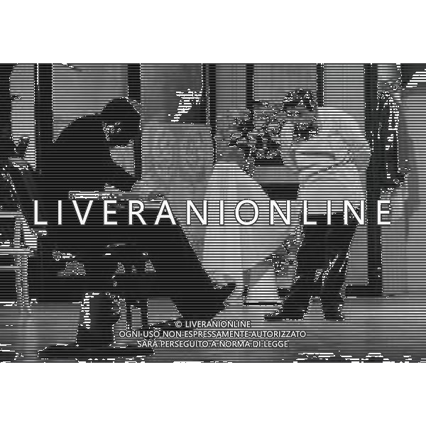 RETROSPETTIVA ANTONIO ALBANESE ATTORE NELLA FOTO ANTONIO ALBANESE CON VITO , PSEUDONIMO DI STEFANO BICOCCHI E TITTA RUGGERI NELLO SPETTACOLO TEATRALE “SALONE MERAVIGLIA“ NELL\'ANNO 1994 AG ALDO LIVERANI SAS