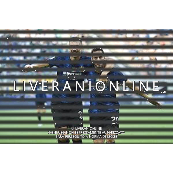 Hakan Calhanoglu (Inter) ed Edin Dzeko (Inter) esultano dopo il gol del 2 a 0 Inter vs Genoa Campionato Serie A TIM - 1a giornata Milano 21-08-2021 Stadio Giuseppe Meazza - San Siro foto Roberto Garavaglia/ag. Aldo Liverani sas /AGENZIA ALDO LIVERANI SAS