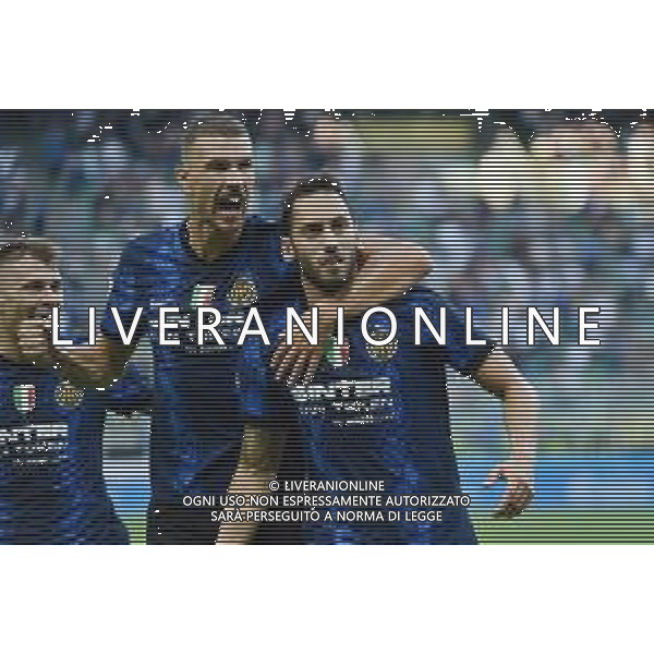 Hakan Calhanoglu (Inter) ed Edin Dzeko (Inter) esultano dopo il gol del 2 a 0 Inter vs Genoa Campionato Serie A TIM - 1a giornata Milano 21-08-2021 Stadio Giuseppe Meazza - San Siro foto Roberto Garavaglia/ag. Aldo Liverani sas /AGENZIA ALDO LIVERANI SAS