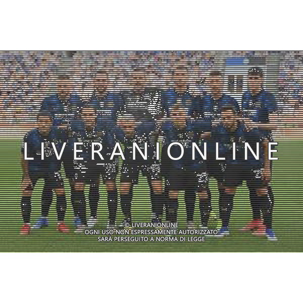 la formazikone dell\'Inter in piedi da SX Milan Skriniar, Stefan de VRij, Samir Handanovic, Edin Dzeko, Ivan Perisic e Alessandro Bastoni; in basso da SX Stefano Sensi, Matteo Darmian, Marcelo Brozovic, Nicolo\' Barella e Hakan Calhanoglu Inter vs Genoa Campionato Serie A TIM - 1a giornata Milano 21-08-2021 Stadio Giuseppe Meazza - San Siro foto pool/ag. Aldo Liverani sas
