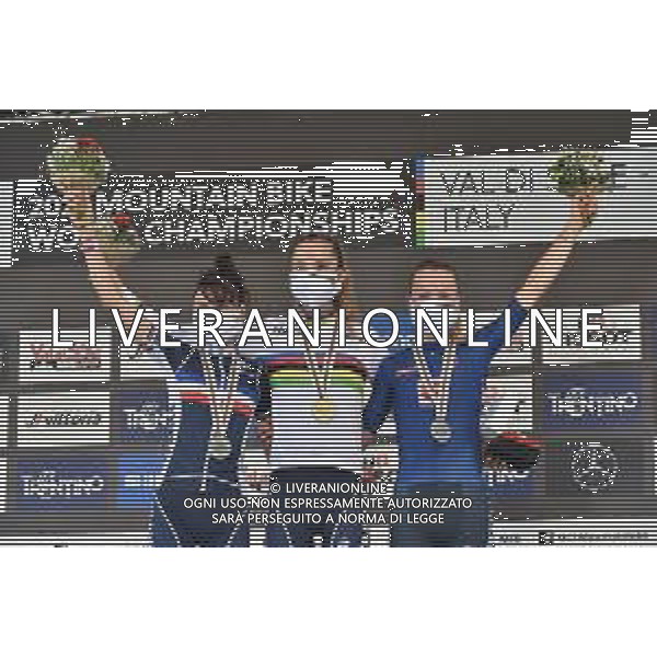 ¬© TVRG il podio da SX Olivia Onesti (Francia) 2a classificata, Line Burquier (Francia) 1a classificata e Sara Cortinovis (Italia) 3a classificata specialita\' Cross Country - gara femminile juniores UCI MTB World Championships 2021 Campionati del Mondo di Mountain Bike 25-29 agosto 2021 Val di Sole Daolasa di Commezzadura (TN) Centro sportivo BikeLand 26 agosto 2021 foto Roberto Garavaglia/ag. Aldo Liverani sas/ AGENZIA ALDO LIVERANI SAS