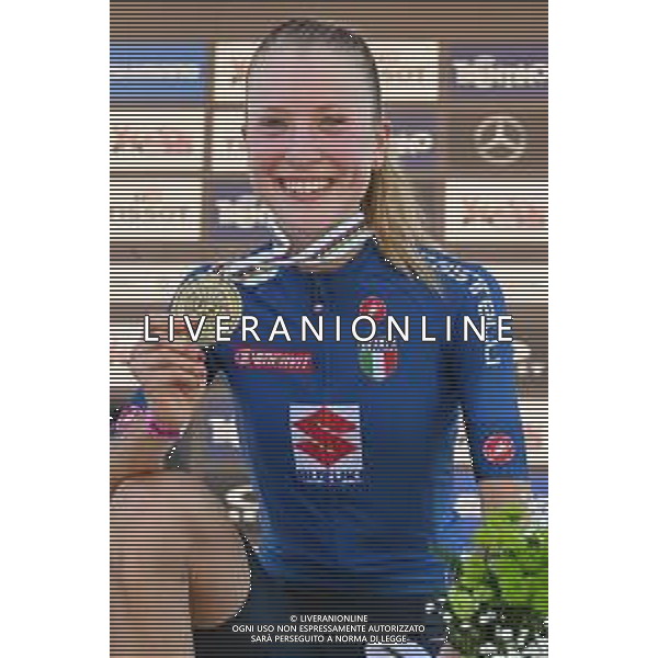 © TVRG Sara Cortinovis (Italia) 3a classificata mostra la medaglia di bronzo specialita\' Cross Country - gara femminile juniores UCI MTB World Championships 2021 Campionati del Mondo di Mountain Bike 25-29 agosto 2021 Val di Sole Daolasa di Commezzadura (TN) Centro sportivo BikeLand 26 agosto 2021 foto Roberto Garavaglia/ag. Aldo Liverani sas/ AGENZIA ALDO LIVERANI SAS