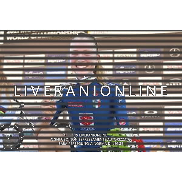 ¬© TVRG Sara Cortinovis (Italia) 3a classificata mostra la medaglia di bronzo specialita\' Cross Country - gara femminile juniores UCI MTB World Championships 2021 Campionati del Mondo di Mountain Bike 25-29 agosto 2021 Val di Sole Daolasa di Commezzadura (TN) Centro sportivo BikeLand 26 agosto 2021 foto Roberto Garavaglia/ag. Aldo Liverani sas/ AGENZIA ALDO LIVERANI SAS