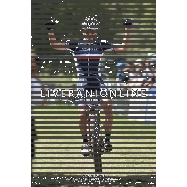 © TVRG Jordan Sarrou (FRA) ultimo frazionista per la Francia arriva al traguardo specialita\' Cross Country - gara Team Relay UCI MTB World Championships 2021 Campionati del Mondo di Mountain Bike 25-29 agosto 2021 Val di Sole Daolasa di Commezzadura (TN) Centro sportivo BikeLand 25 agosto 2021 foto Roberto Garavaglia/ag. Aldo Liverani sas/ AGENZIA ALDO LIVERANI SAS