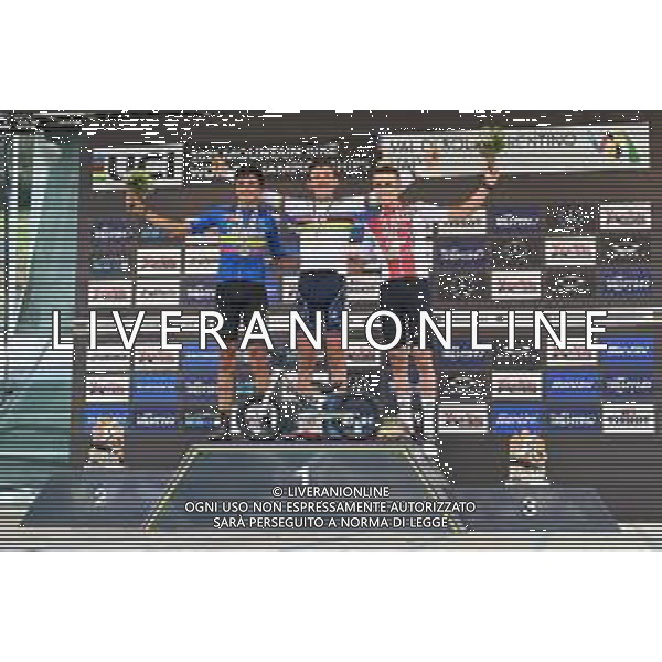 © TVRG il podio da SX Camillo Andres Gomez (Colombia) 2o classificato, Adrien Boichis (Francia) 1o classificato e Nils Aebersold (Svizzera) 3o classificato specialita\' Cross Country - gara maschile juniores UCI MTB World Championships 2021 Campionati del Mondo di Mountain Bike 25-29 agosto 2021 Val di Sole Daolasa di Commezzadura (TN) Centro sportivo BikeLand 26 agosto 2021 foto Roberto Garavaglia/ag. Aldo Liverani sas