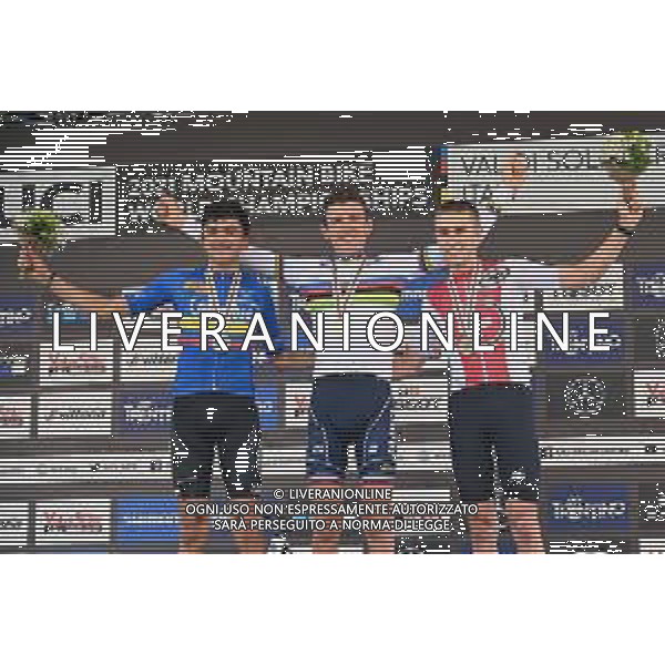 © TVRG il podio da SX Camillo Andres Gomez (Colombia) 2o classificato, Adrien Boichis (Francia) 1o classificato e Nils Aebersold (Svizzera) 3o classificato specialita\' Cross Country - gara maschile juniores UCI MTB World Championships 2021 Campionati del Mondo di Mountain Bike 25-29 agosto 2021 Val di Sole Daolasa di Commezzadura (TN) Centro sportivo BikeLand 26 agosto 2021 foto Roberto Garavaglia/ag. Aldo Liverani sas