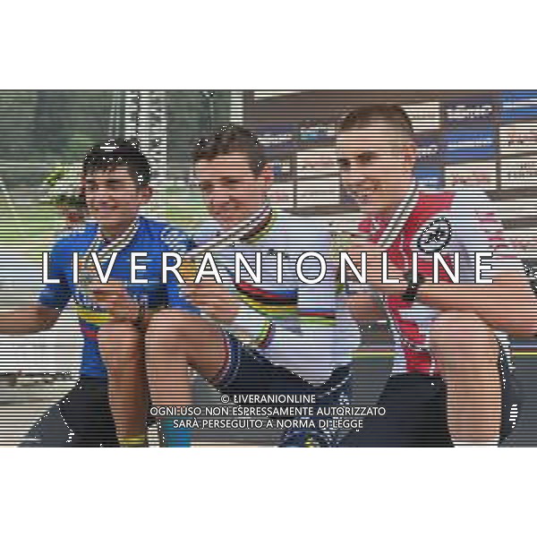 © TVRG il podio da SX Camillo Andres Gomez (Colombia) 2o classificato, Adrien Boichis (Francia) 1o classificato e Nils Aebersold (Svizzera) 3o classificato specialita\' Cross Country - gara maschile juniores UCI MTB World Championships 2021 Campionati del Mondo di Mountain Bike 25-29 agosto 2021 Val di Sole Daolasa di Commezzadura (TN) Centro sportivo BikeLand 26 agosto 2021 foto Roberto Garavaglia/ag. Aldo Liverani sas