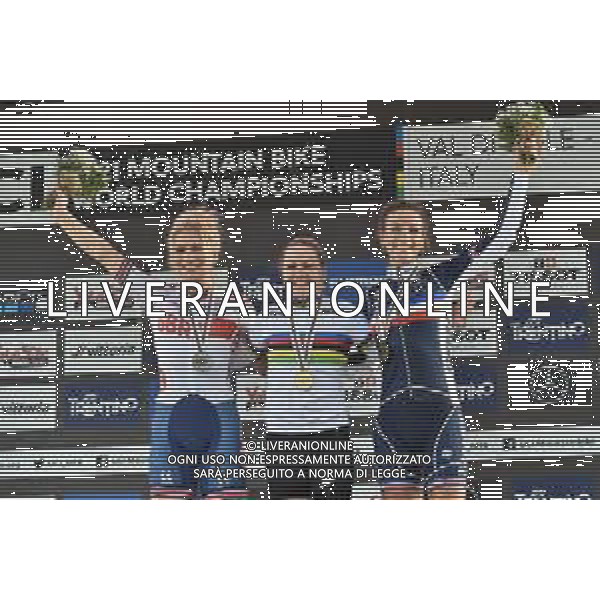 © TVRG il podio da SX Evie Richards (Gran Bretagna) 2a classificata, Sina Frei (Svizzera) 1a classificata e Pauline Ferran Prevot (Francia) 3a classificata specialita\' Cross Country Short Track - gara femminile elite UCI MTB World Championships 2021 Campionati del Mondo di Mountain Bike 25-29 agosto 2021 Val di Sole Daolasa di Commezzadura (TN) Centro sportivo BikeLand 26 agosto 2021 foto Roberto Garavaglia/ag. Aldo Liverani sas/ AGENZIA ALDO LIVERANI SAS