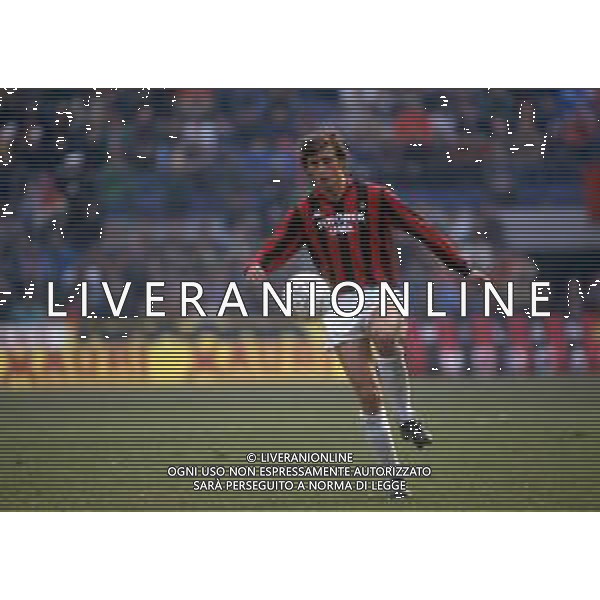 RETROSPETTIVA ROBERTO LORENZINI CALCIATORE NELLA FOTO ROBERTO LORENZINI CON LA MAGLIA DEL MILAN AG ALDO LIVERANI SAS