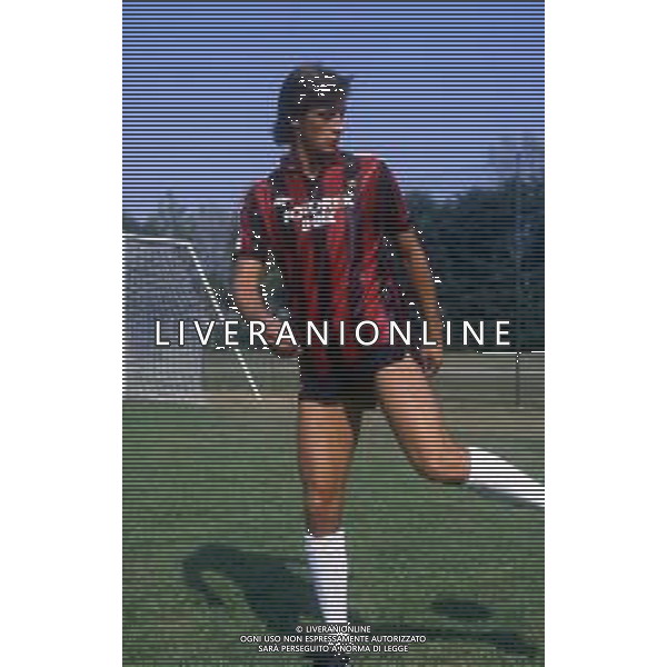 RETROSPETTIVA ROBERTO LORENZINI CALCIATORE NELLA FOTO ROBERTO LORENZINI CON LA MAGLIA DEL MILAN AG ALDO LIVERANI SAS