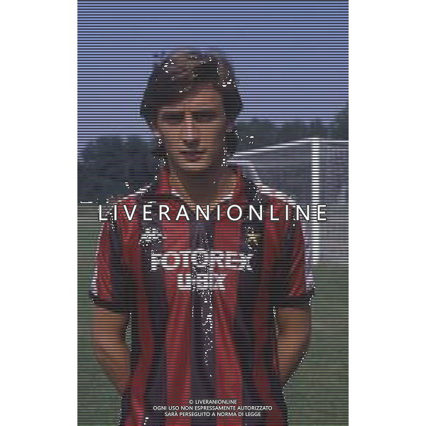 RETROSPETTIVA ROBERTO LORENZINI CALCIATORE NELLA FOTO ROBERTO LORENZINI CON LA MAGLIA DEL MILAN AG ALDO LIVERANI SAS