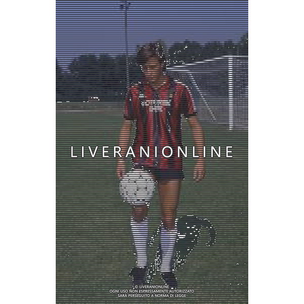 RETROSPETTIVA ROBERTO LORENZINI CALCIATORE NELLA FOTO ROBERTO LORENZINI CON LA MAGLIA DEL MILAN AG ALDO LIVERANI SAS