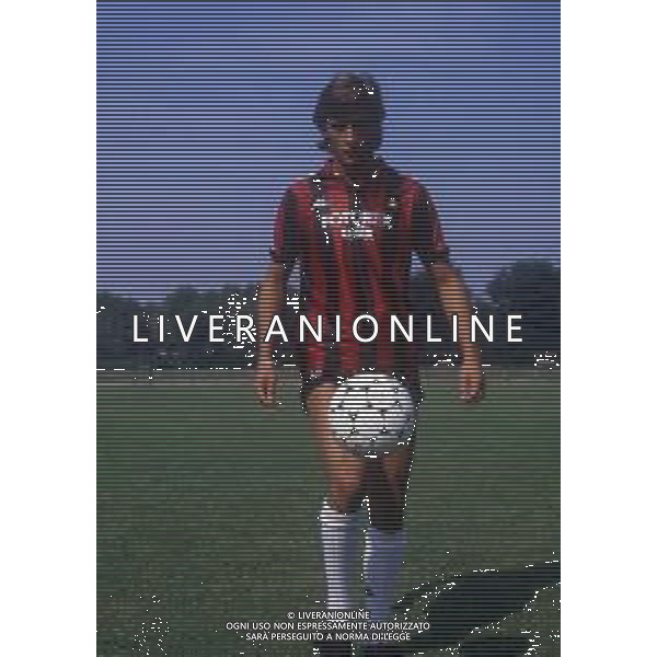 RETROSPETTIVA ROBERTO LORENZINI CALCIATORE NELLA FOTO ROBERTO LORENZINI CON LA MAGLIA DEL MILAN AG ALDO LIVERANI SAS