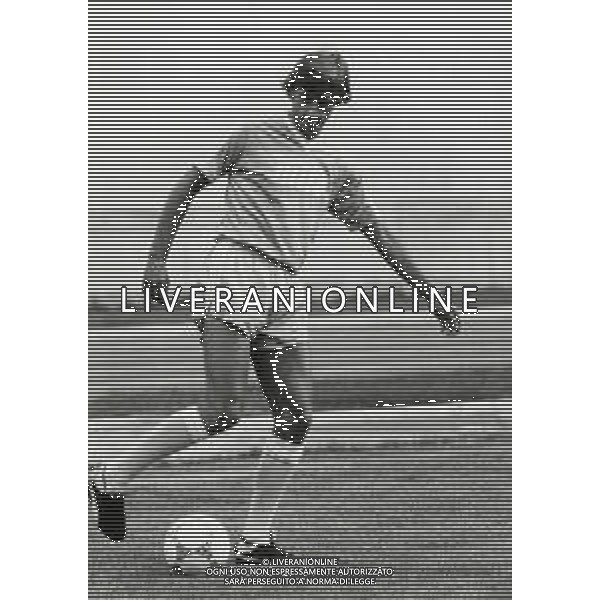 RETROSPETTIVA ROBERTO LORENZINI CALCIATORE NELLA FOTO ROBERTO LORENZINI CON LA MAGLIA DEL COMO CALCIO AG ALDO LIVERANI SAS