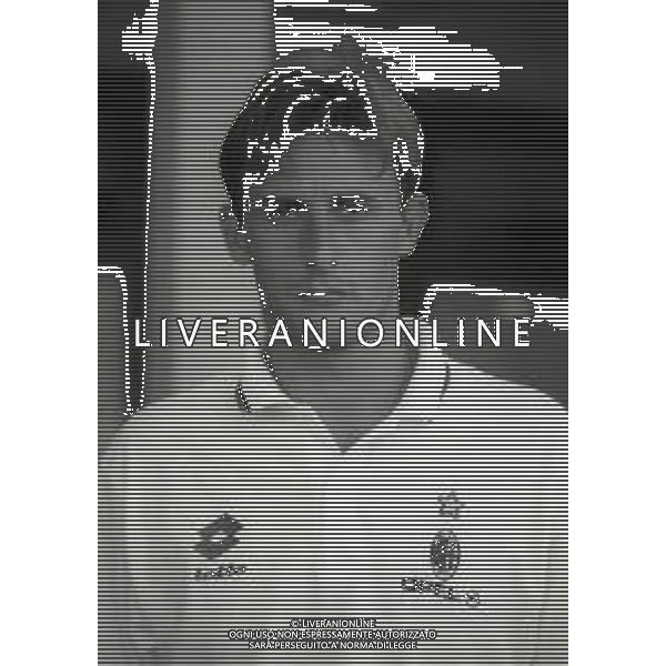RETROSPETTIVA ROBERTO LORENZINI CALCIATORE NELLA FOTO ROBERTO LORENZINI CON LA MAGLIA DEL MILAN CALCIO NELL\'ANNO 1994-1995 AG ALDO LIVERANI SAS