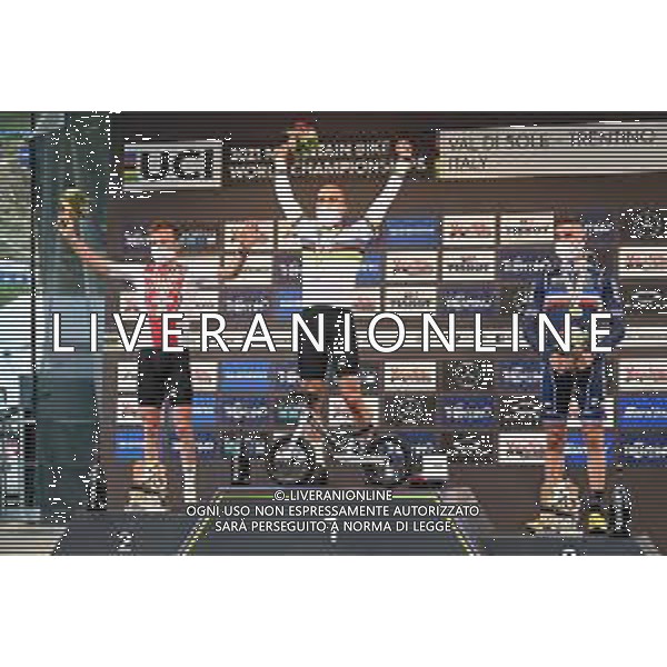 ¬© TVRG il podio da SX Mathias Fklueckiger (Svizzera) 2o classificato, Nino Schurter (Svizzera) 1o classificato e Victor Koretzky (Francia) 3o classificato specialita\' Cross Country - gara maschile elite UCI MTB World Championships 2021 Campionati del Mondo di Mountain Bike 25-29 agosto 2021 Val di Sole Daolasa di Commezzadura (TN) Centro sportivo BikeLand 28 agosto 2021 foto Roberto Garavaglia/ag. Aldo Liverani sas / AGENZIA ALDO LIVERANI SAS