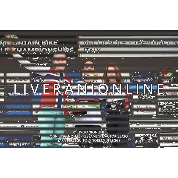 © TVRG il podio da SX Kine Haugom (Norvegia) 2a classificata, Izabela Yankova (Bulgaria) 1a classificata e Gracey Hemstreet (Canada) 3a classificata specialita\' Downhill - gara femminile juniores UCI MTB World Championships 2021 Campionati del Mondo di Mountain Bike 25-29 agosto 2021 Val di Sole Daolasa di Commezzadura (TN) Centro sportivo BikeLand 29 agosto 2021 foto Roberto Garavaglia/ag. Aldo Liverani sas / AGENZIA ALDO LIVERANI SAS