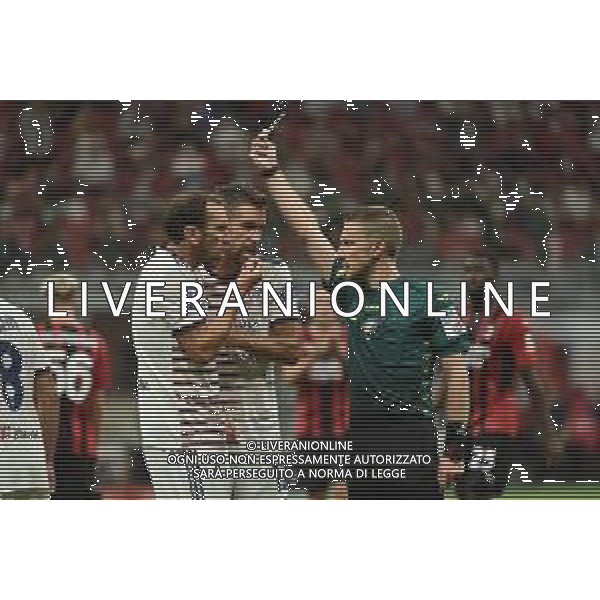 l\'arbitro Marco Serra di Torino ammonisce Diego Godin (Cagliari) Milan vs Cagliari Campionato Serie A TIM - 2a giornata Milano 29-08-2021 Stadio Giuseppe Meazza - San Siro foto Roberto Garavaglia/ag. Aldo Liverani sas