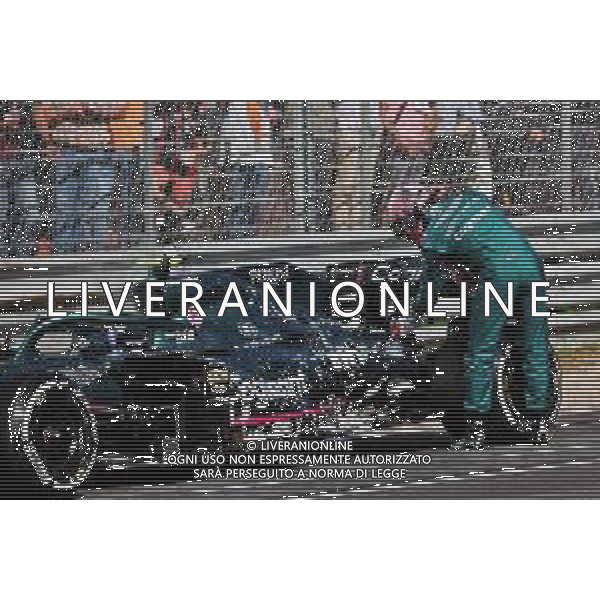 Sebastian Vettel (GER) tends to his Aston Martin F1 Team AMR21 with a fire extinguisher after he stopped in the first practice session. 03.09.2021. Formula 1 World Championship, Rd 13, Dutch Grand Prix, Zandvoort, Netherlands, Practice Day. - www.xpbimages.com, EMail: requests@xpbimages.com © Copyright: Batchelor / XPB Images/AGENZIA ALDO LIVERANI SAS - ITALY ONLY EDITORIAL USE ONLY